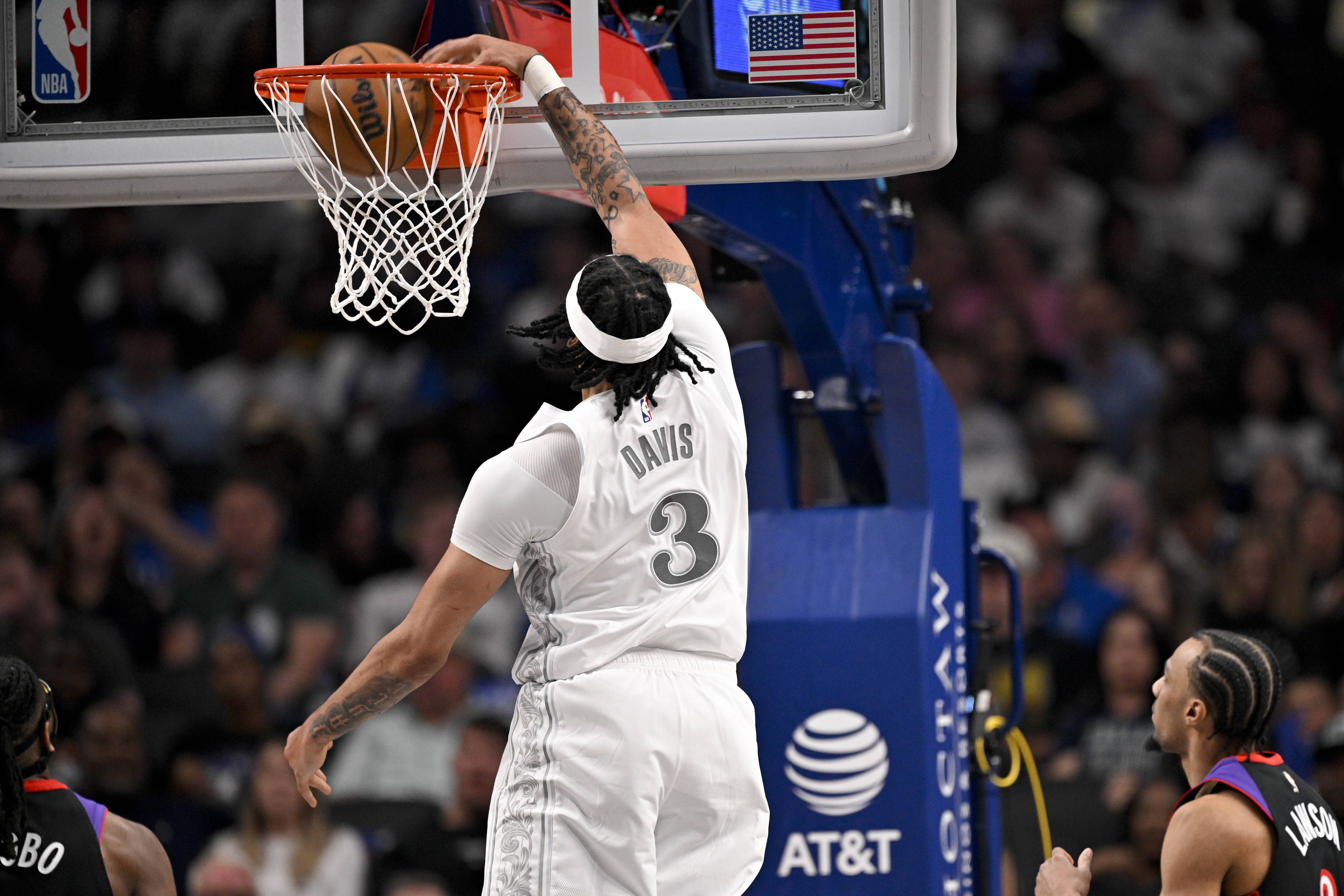 真人-浓眉哥迎来十二赛季出色发挥，切尔西观众热烈欢呼！上演精彩一战的简单介绍-真人